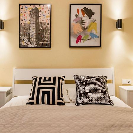 Experience City Nightlife From A Sleek Lavish Pad Lägenhet Budapest Exteriör bild