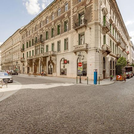 Experience City Nightlife From A Sleek Lavish Pad Lägenhet Budapest Exteriör bild