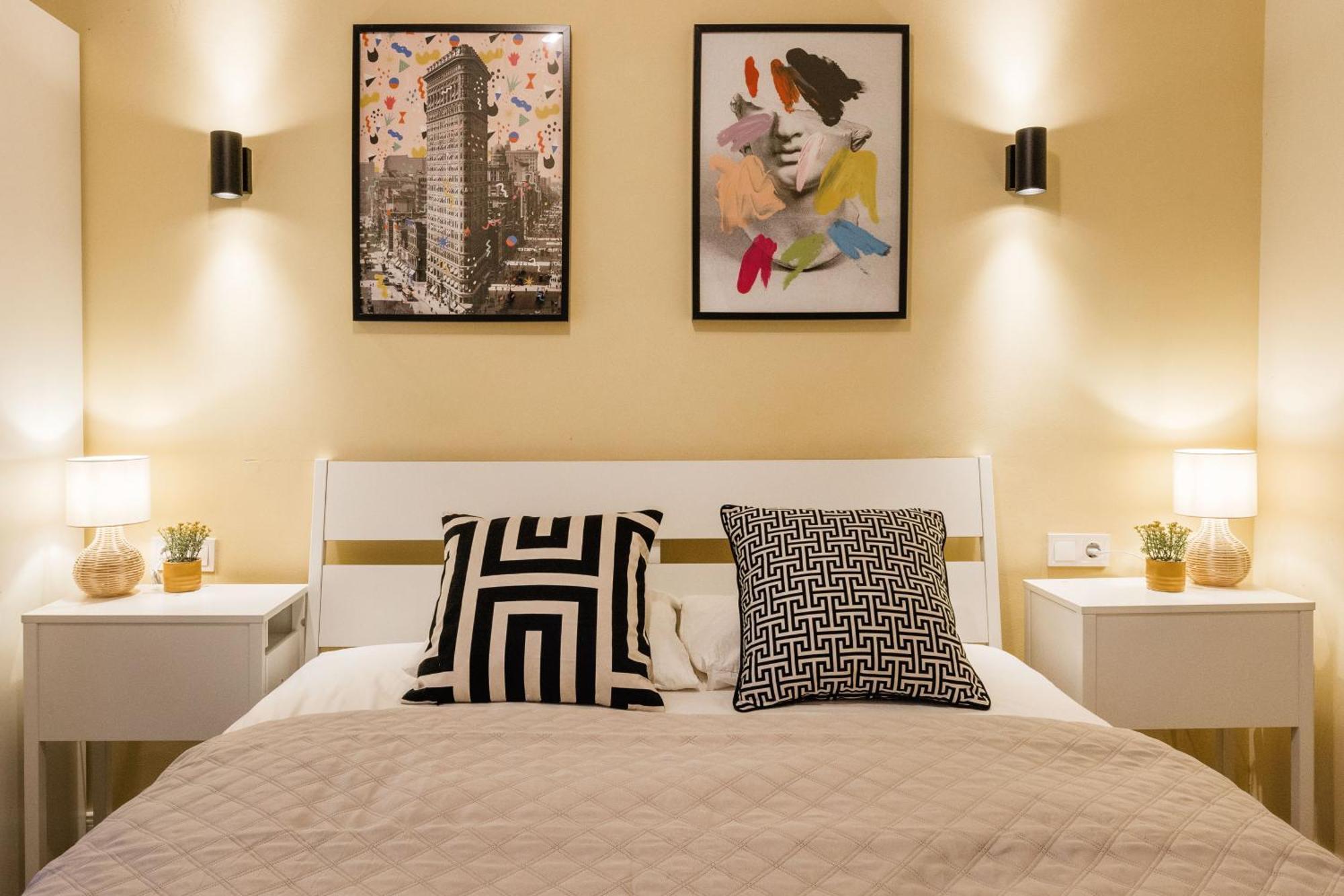 Experience City Nightlife From A Sleek Lavish Pad Lägenhet Budapest Exteriör bild