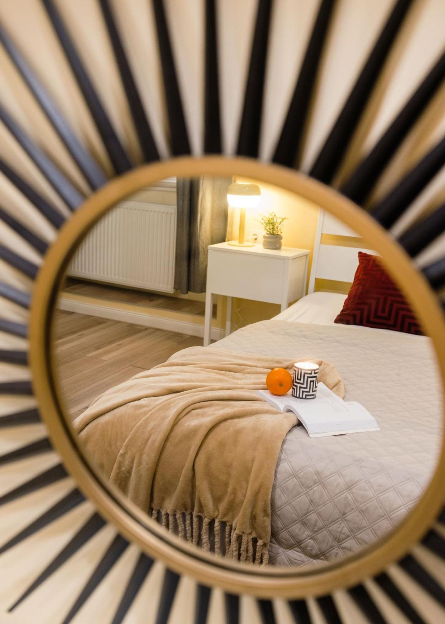 Experience City Nightlife From A Sleek Lavish Pad Lägenhet Budapest Exteriör bild