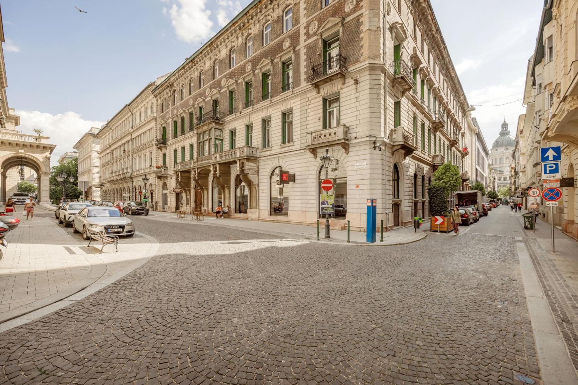 Experience City Nightlife From A Sleek Lavish Pad Lägenhet Budapest Exteriör bild